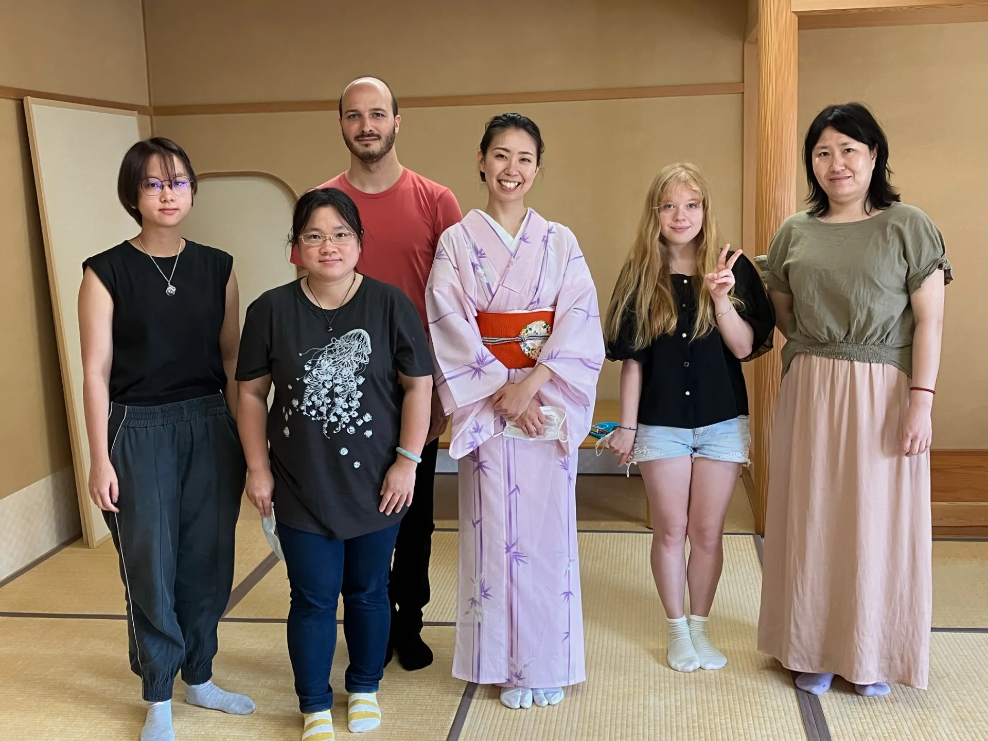日本舞踊体験|日本語学校の学生の皆様に日本舞踊について学んでいただきました